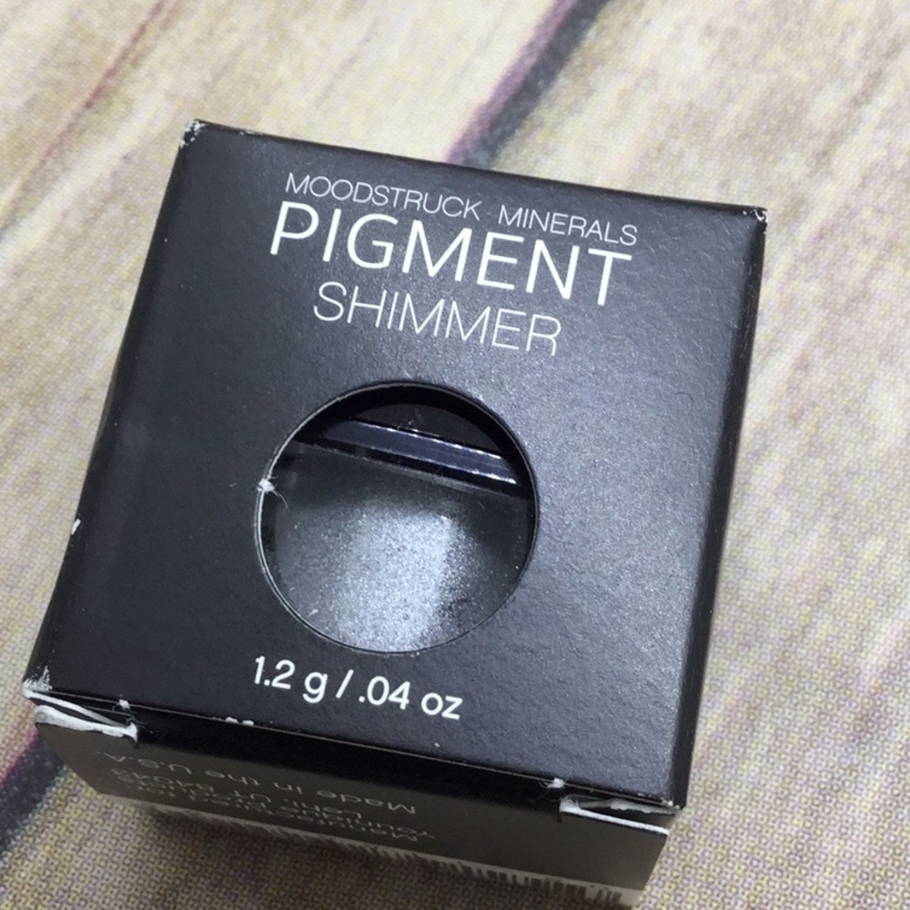 Younique pigment shimmer eyeshadow